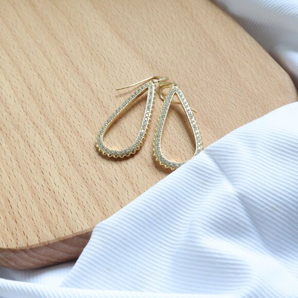 Kendra Scott Payton White Crystal Open Frame Earrings in Gold - Picture 2 of 2